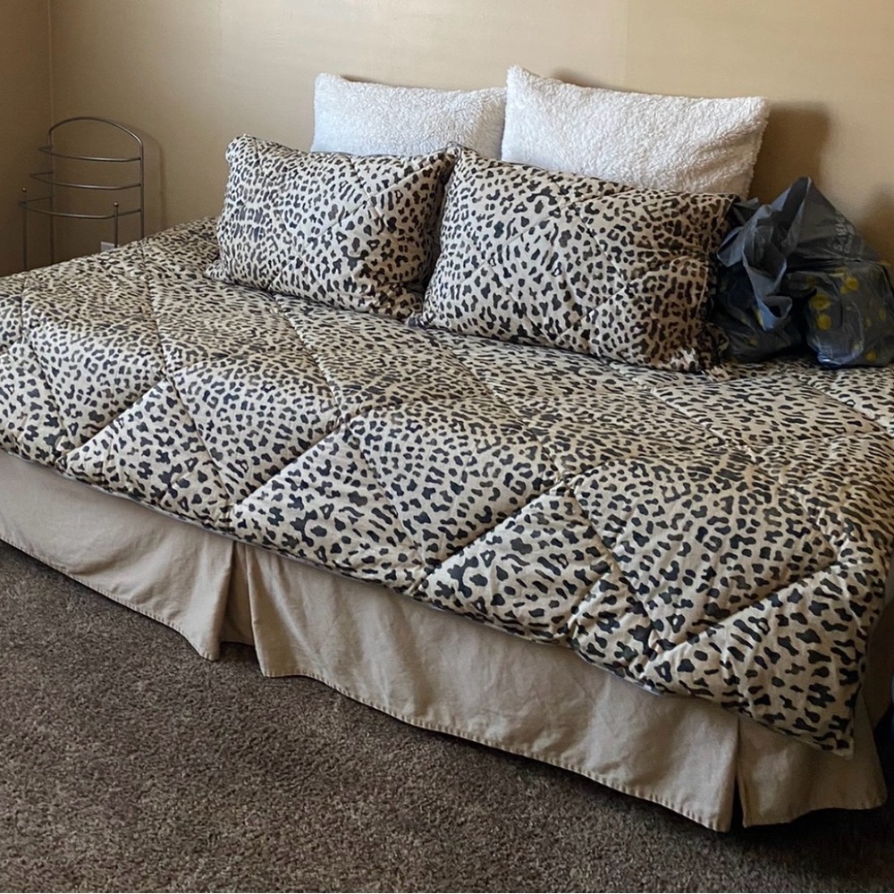 Rare Twin Pottery Barn Leopard print Comforter + 2 shams pre owned see photos - Picture 4 of 4